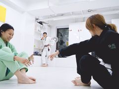 -菠萝格斗巴西柔术训练馆