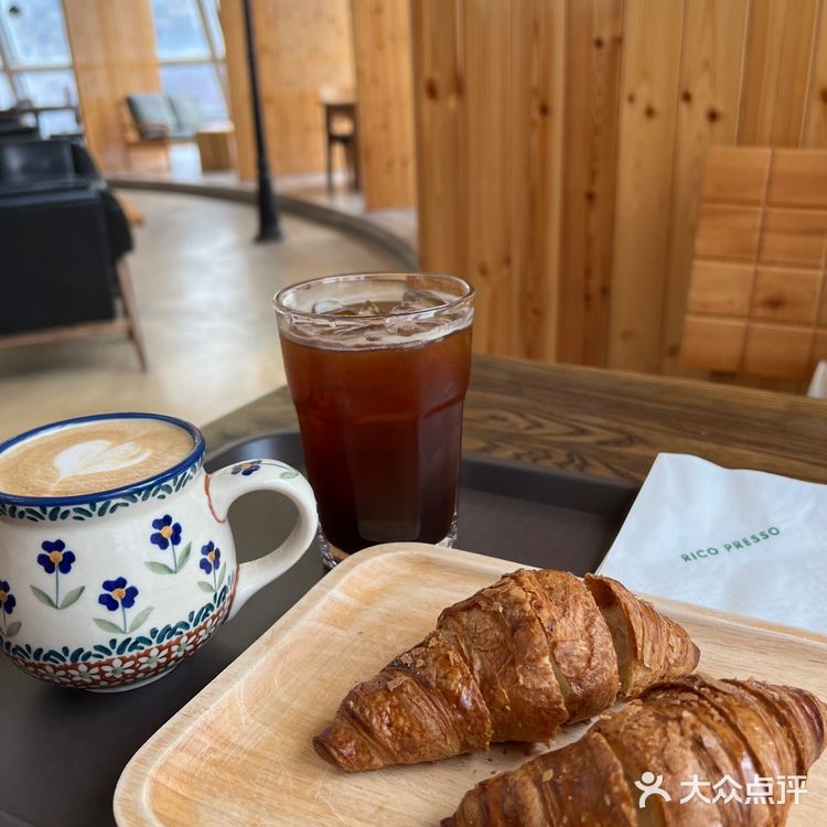 下次去必须把杏仁牛角包吃到！