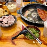 店里总共是两层，不算很大，生意很好