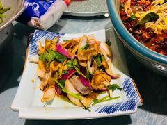 圆葱拌脂渣-海派美食·家宴海鲜青岛菜·石锅鲽鱼头(东方城店)