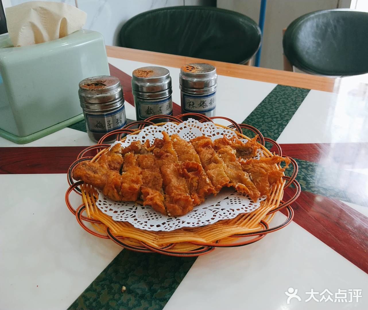 腌制好的肉裹上一层面包哦不