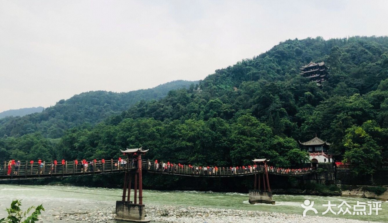 都江堰景區是成都必遊之處,下了地鐵後很多無名旅行社的