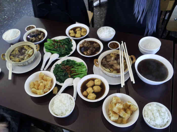 心疼蔡澜美食城现在变成黄焖鸡米饭和隆江猪脚饭的天下这家是蔡澜美食