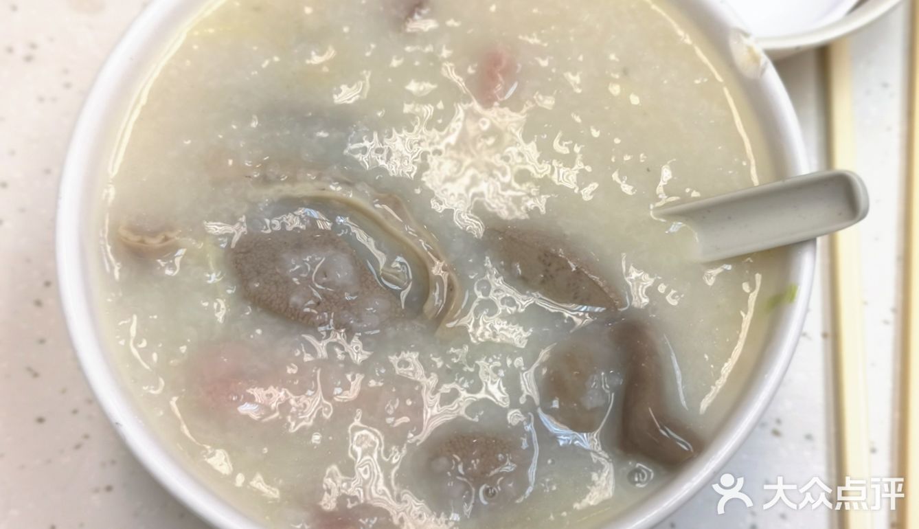 旁边坐了一个80多岁的爷爷，超级可爱