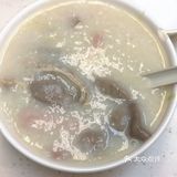 旁边坐了一个80多岁的爷爷，超级可爱