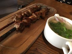 红柳羊肉串-阿里家·新疆烤肉酒場 by MIG
