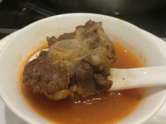 葡国番茄牛尾拼泰式冬阴功汤底-一哥澳门豆捞 · 十七年经典澳门火锅(四季天地店)