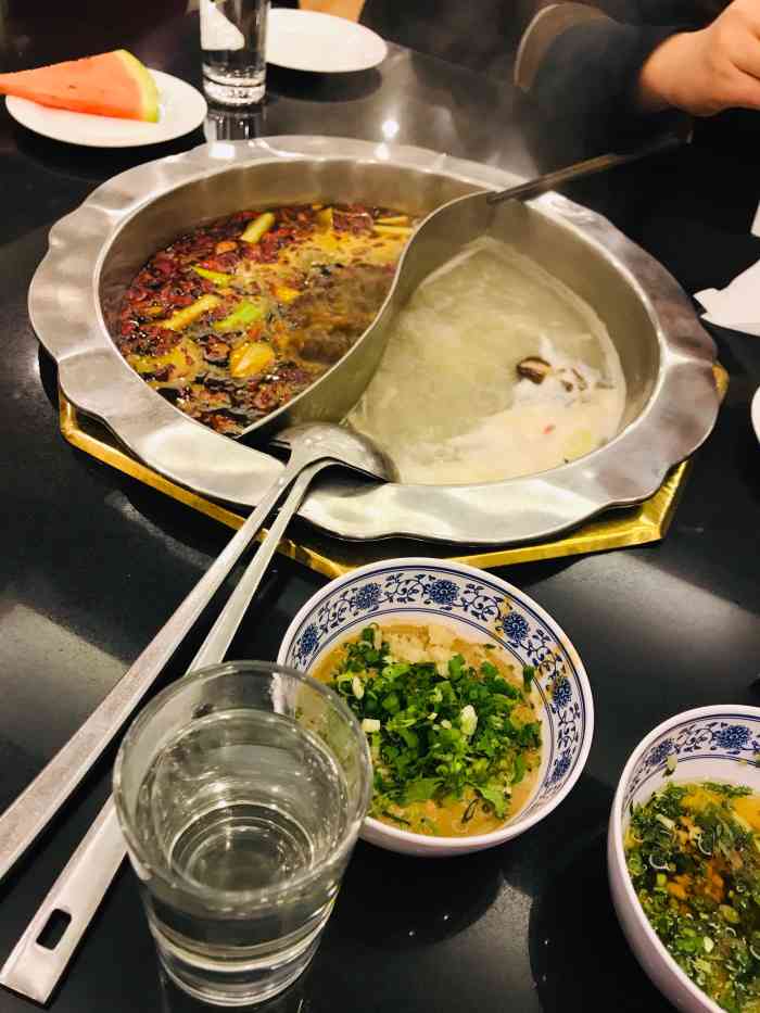金山城火锅城-"很好吃,环境也不错,就在路边,位置好找.