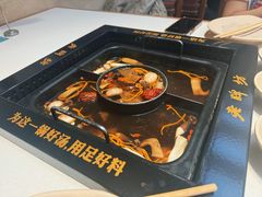 -老牌坊云南鱼豆花火锅(哈西万达店)