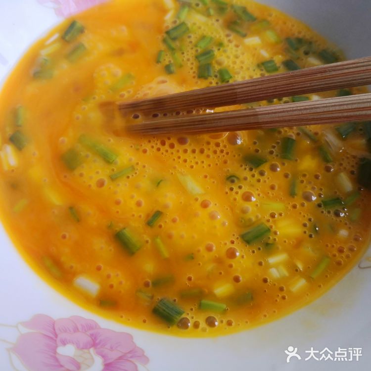 中火煎3分钟左右，期间需要翻面；5.呈金黄色时