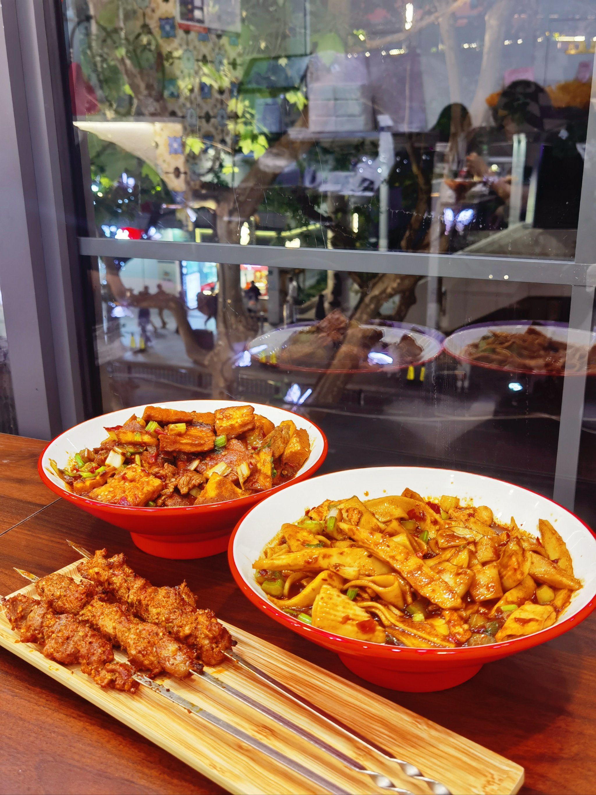 虽然没去过新疆,但吃到了上海超正宗的新疆米粉
爆辣牛肉炒馕 鱼排