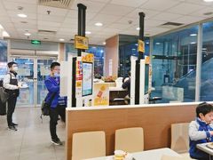 大堂-麦当劳(轻轨曹杨路店)
