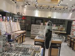 -美式眼镜·授权蔡司.依视路.尼康.豪雅.明月(人民广场店)