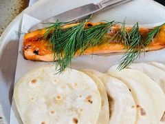 烟熏三文鱼配烤饺子皮和芥末籽酱-BOR Eatery(安福路店)