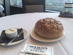 招牌洋葱面包配黄油-莫尔顿牛排坊(浦东ifc店)