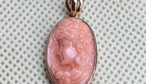 珊瑚女神吊坠粉粉衬托皮肤也粉粉的很舒服,整个带雕工的