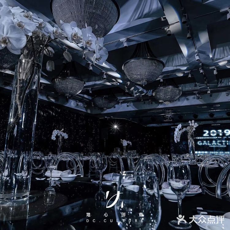 暗色系宇宙星辰主题年会布置 重在营造氛围感