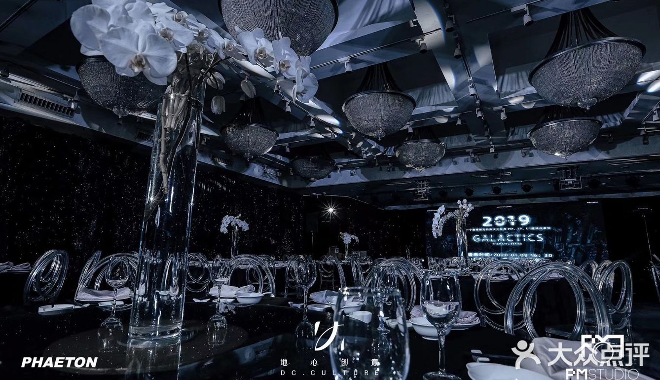 暗色系宇宙星辰主题年会布置 重在营造氛围感