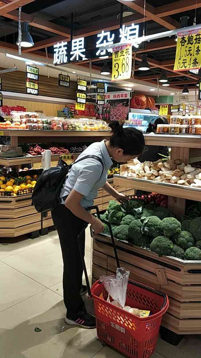 乐易购生活超市-"这家超市位于车陂南 c出口,往前走一百米.