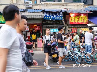 一边吃饭一边刷手机，炒菜、砂锅、面点、盖饭、套饭、铁
