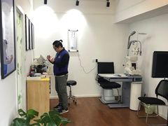 -视野联行眼镜•蔡司•依视路(温江店)
