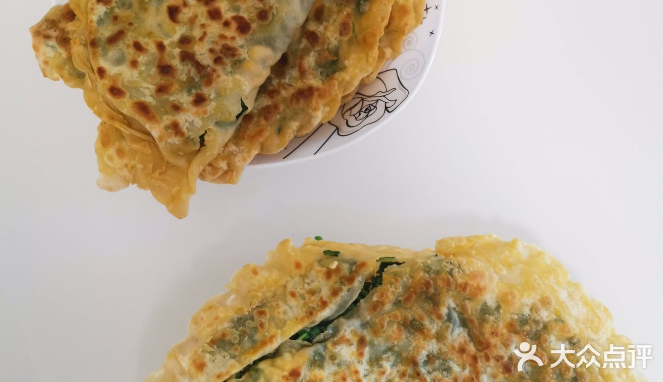 菜铺在面上，两层面包裹一层菜，在锅上两面烙成金黄即可