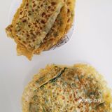 菜铺在面上，两层面包裹一层菜，在锅上两面烙成金黄即可