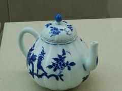 清雍正·青花喜鹊蹬梅图梨式瓜棱茶壶-嘉定博物馆