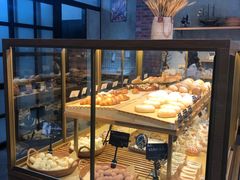 面包甜点陈列柜-啊噗吐呦现场烘焙(麦凯乐店)