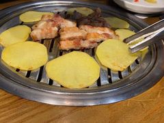 厚切五花肉-·缸桶屋·韩式牛肋条自助烤肉(西湖D11店)