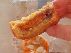 芋泥蛋黄酥-鲍师傅糕点(江苏路店)