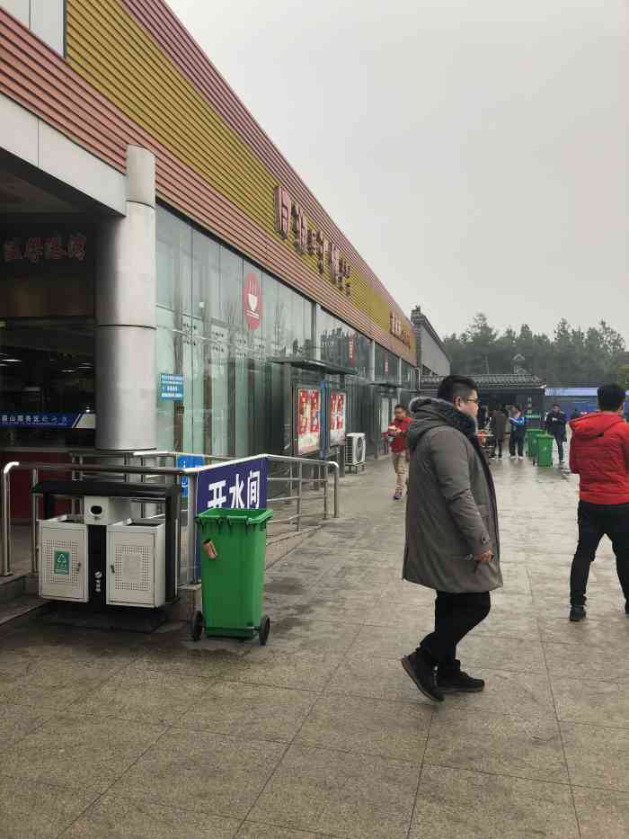 嘉山服务区停车场