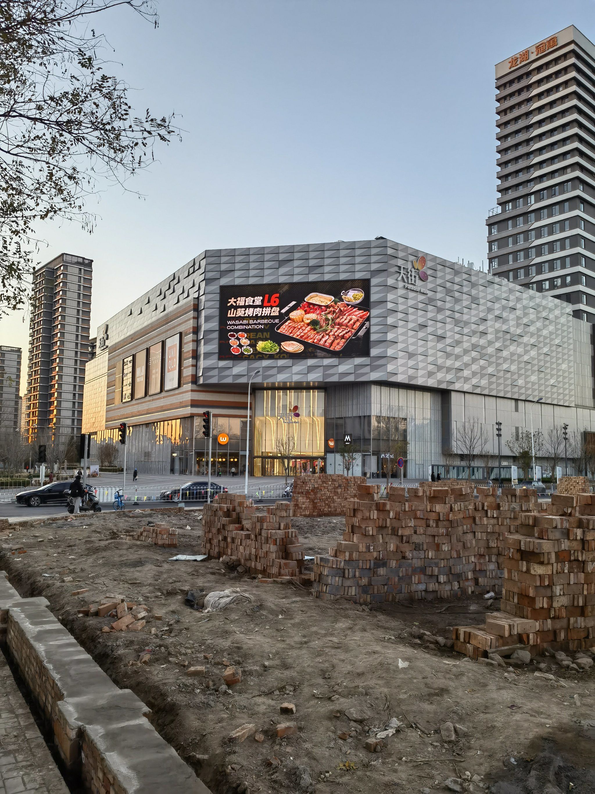 商户入住率不是太高现在,开了两个月了