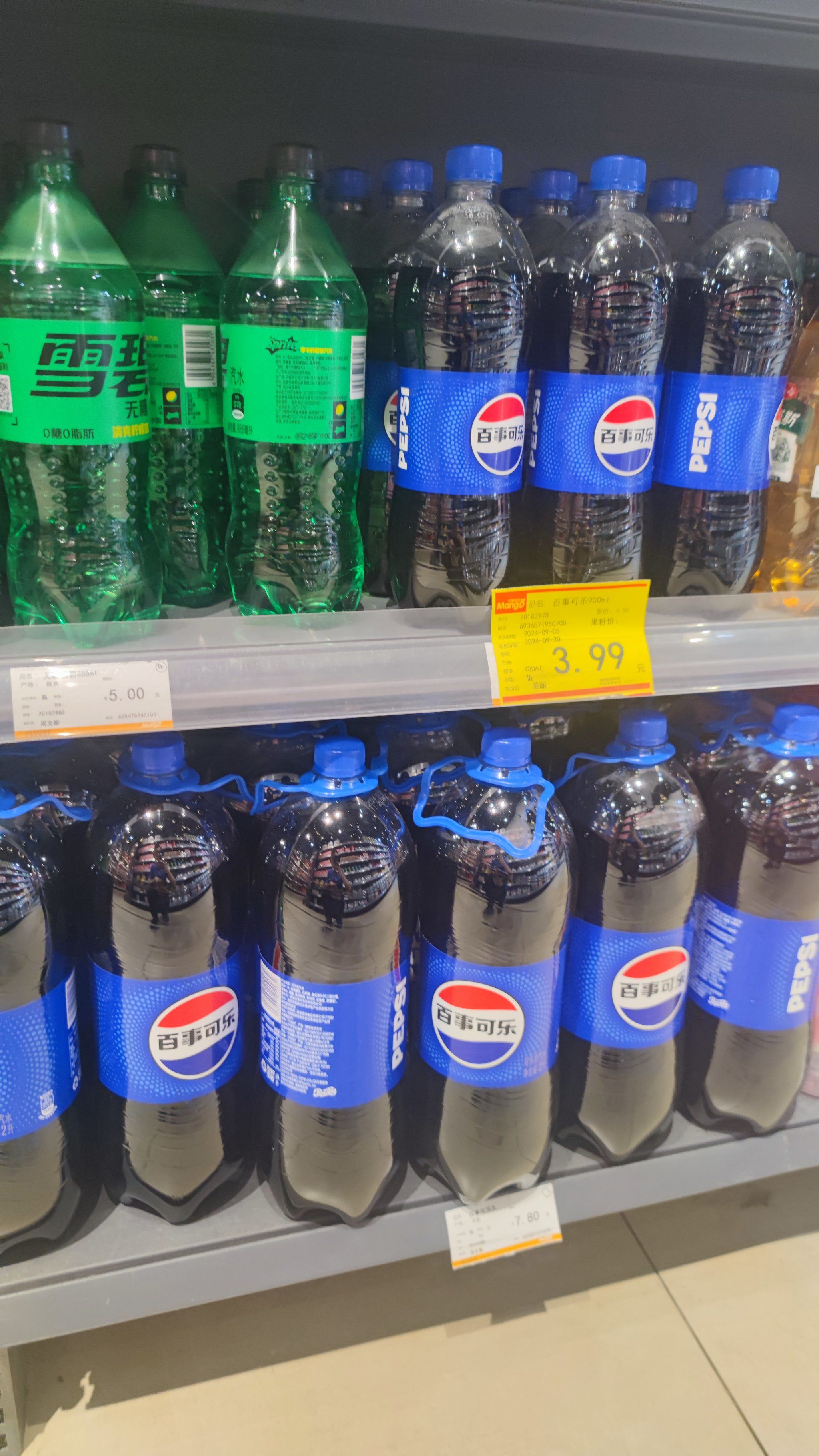 900毫升的话是3.99元.大桶两升的百事可乐已经是7.8元了