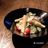 有奥特曼的电视机特别有吸引力，小朋友们各个都很愉快