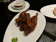 脆皮香烧乳鸽-北京四季酒店·采逸轩