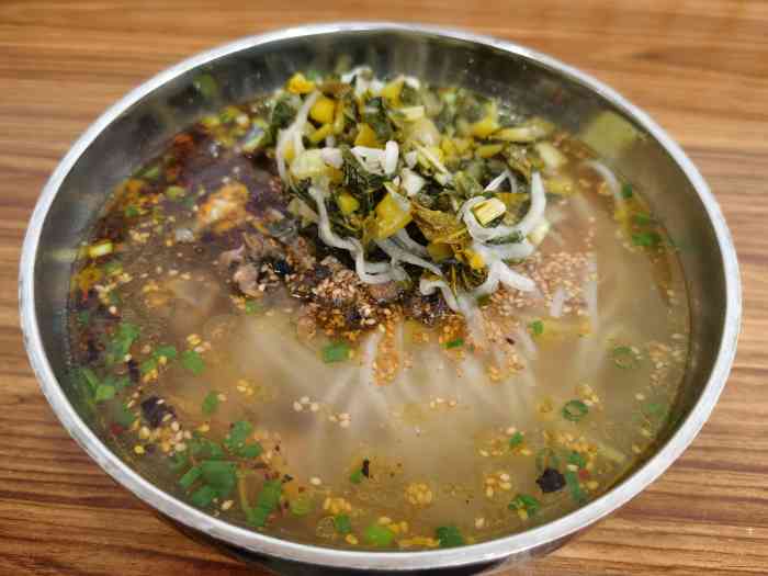 铁仕云县土鸡米线(西坝店)-"这家土鸡米线是主打,原来土鸡味道很鲜甜