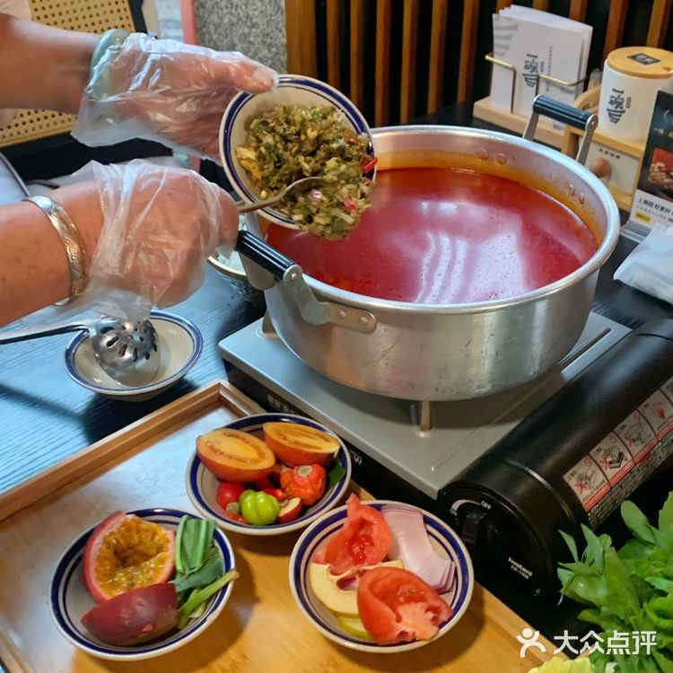 在大理喜洲!几十种现舂佐料火锅 酸汤火锅?