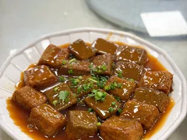 黑**
