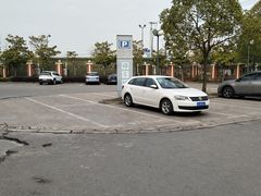 -房地产交易中心-停车场