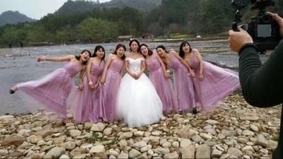 -觅白婚纱礼服馆