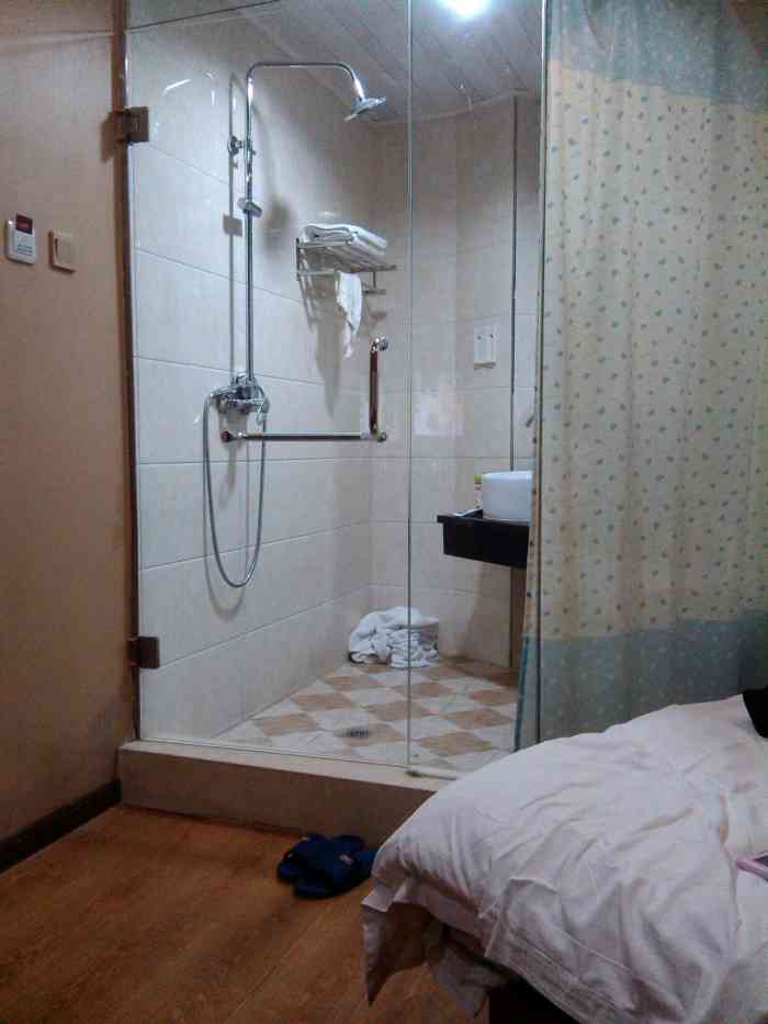打分 一下连续入住几天,老板和老板娘人很好,打扫卫生得阿姨也很好