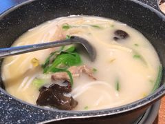 -云海肴·汽锅鸡·云南菜(天山百盛优客店)