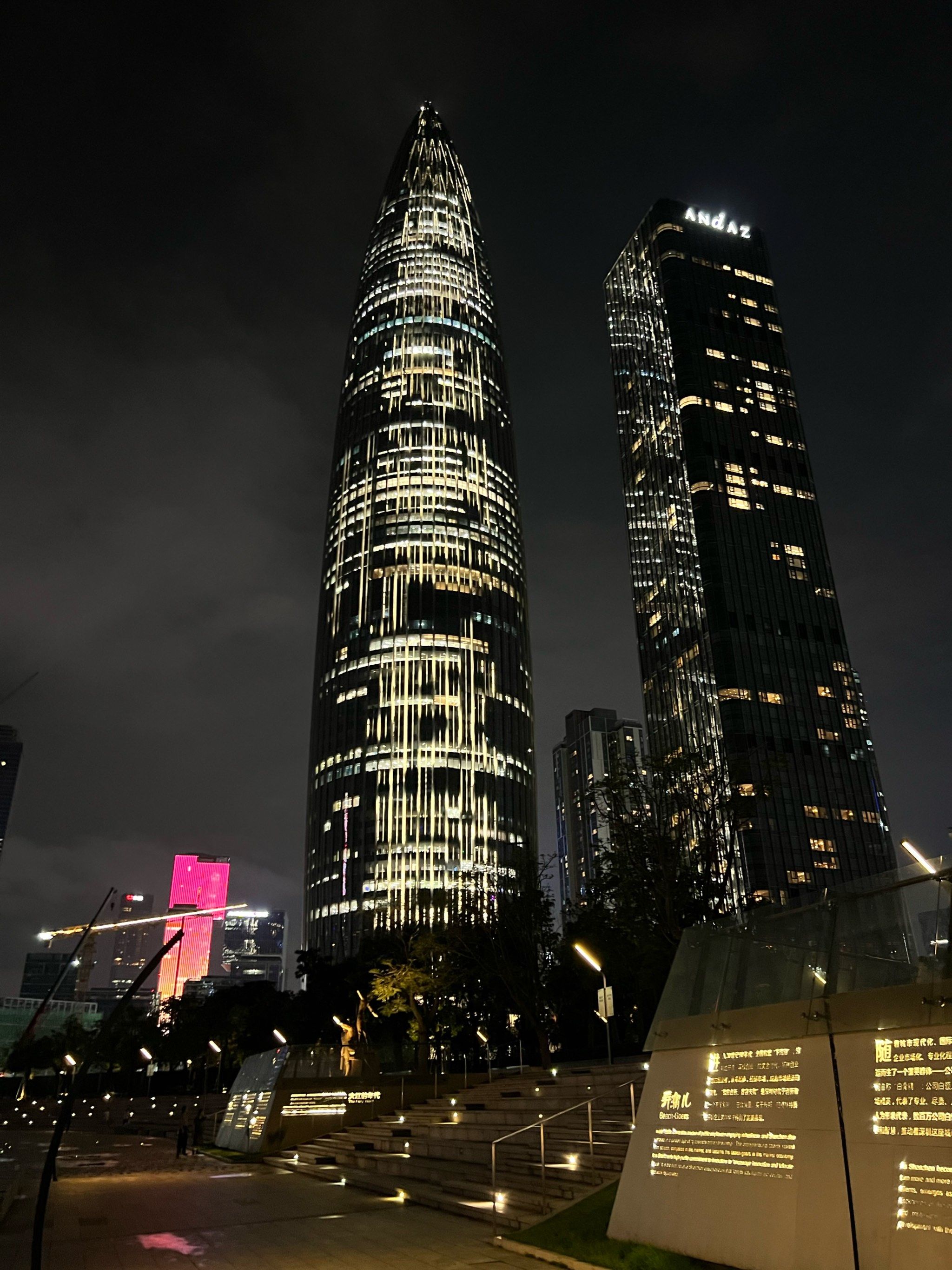 憋尿狂走到人才公园
在春笋下边坐着
吹着小海风
看着擦肩而过