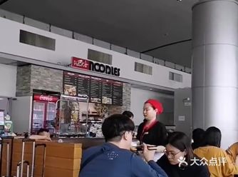 越南胡志明新山国际机场，里面餐比较集中在出发口的上面