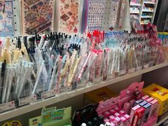 -名创优品(北京新中关购物中心地铁层店)