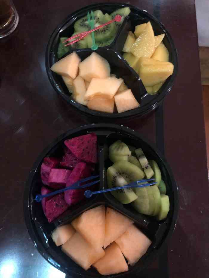 打分    /人 去到哪都不忘外卖,这家水果果切真的不错.