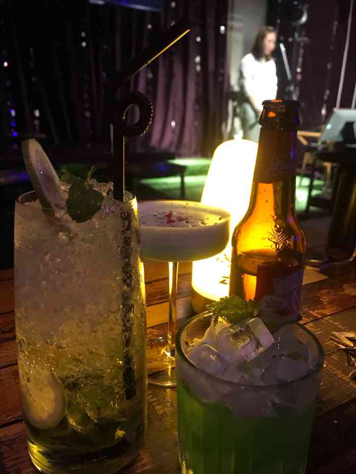 zeus 宙斯音乐酒吧-"闺蜜家门口,那天路过发现新开业了一家酒吧.