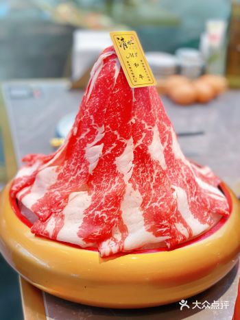 偶然搜到这家八方汇新开的畅吃和牛火锅，就约了小伙伴一