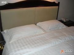 六寸的大床-上海怡沁园度假酒店